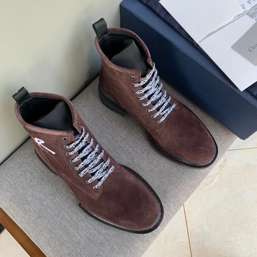 [DIOR] Top P: 1000💰 Number of yards: 39~44 (38.45 custom-made, non-refundable) Dior Dior~ Winter series, original 1:1 development Casual men's leather shoes Heavy investment, shoes and boots are made of imported cowhide + imported Dior special fabric Not easy to deform black cowhide lining Dior large hardware inlay Original TPU vacuum outsole, black cowhide Black open edge beads Military green suede Black suede Khaki suede leather is crafted by a large factory, and the perfect product is only prepared for you who know your taste! Any comparisons are welcome.